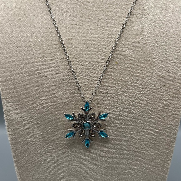 Jewelry - Snowflake Pendant Necklace